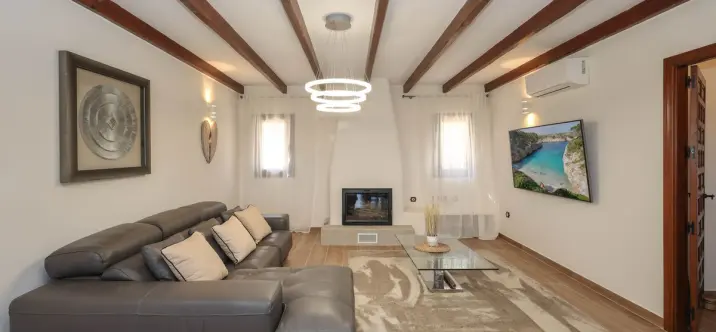 Venta de villa independiente en Guaro 2