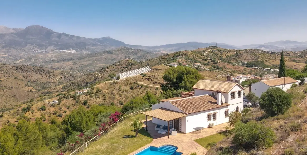 Venta de villa independiente en Guaro 4
