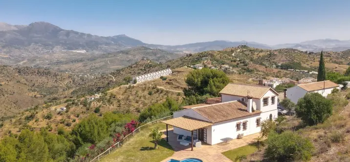 Venta de villa independiente en Guaro 3