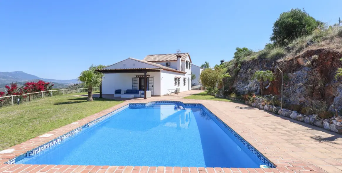 Venta de villa independiente en Guaro 5