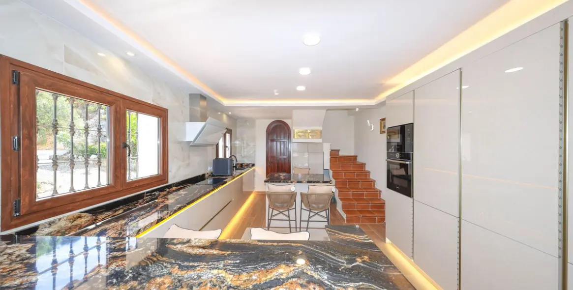 Venta de villa independiente en Guaro 13