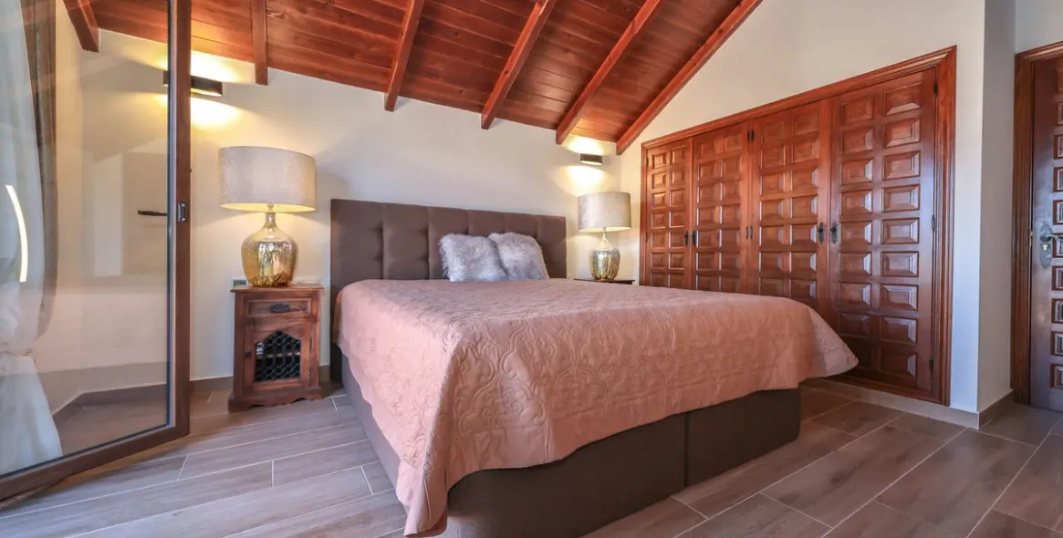 Venta de villa independiente en Guaro 23