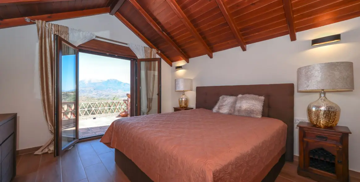 Venta de villa independiente en Guaro 24