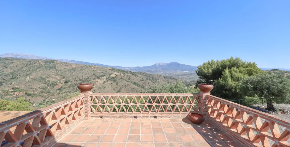 Venta de villa independiente en Guaro 25
