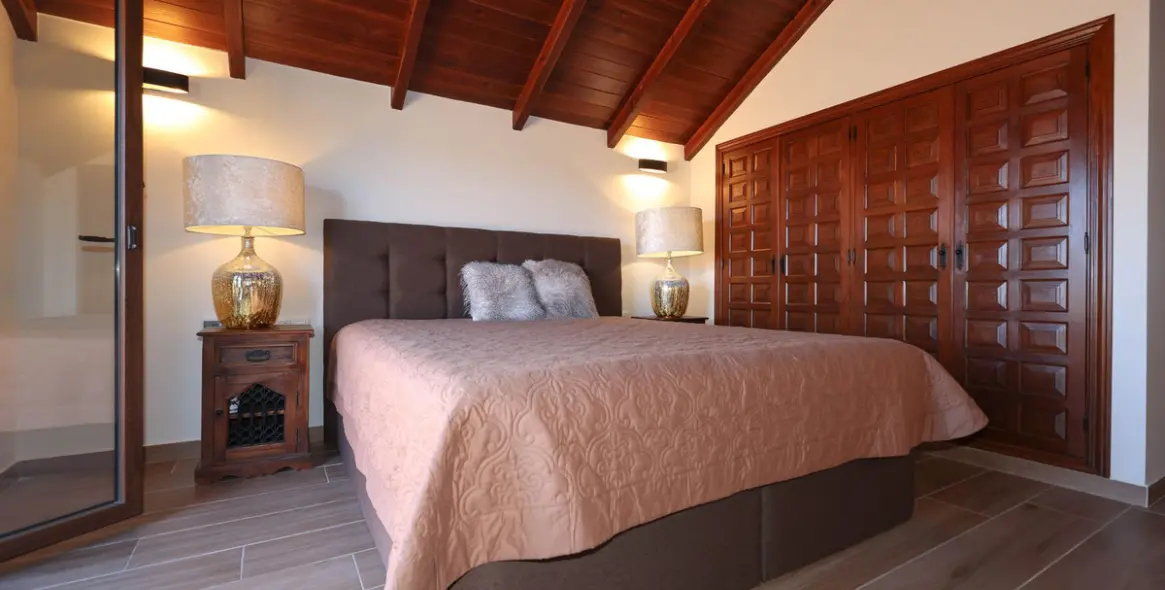 Venta de villa independiente en Guaro 27