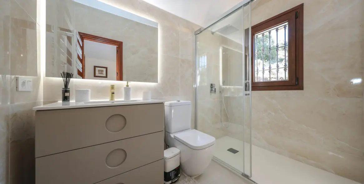 Venta de villa independiente en Guaro 28