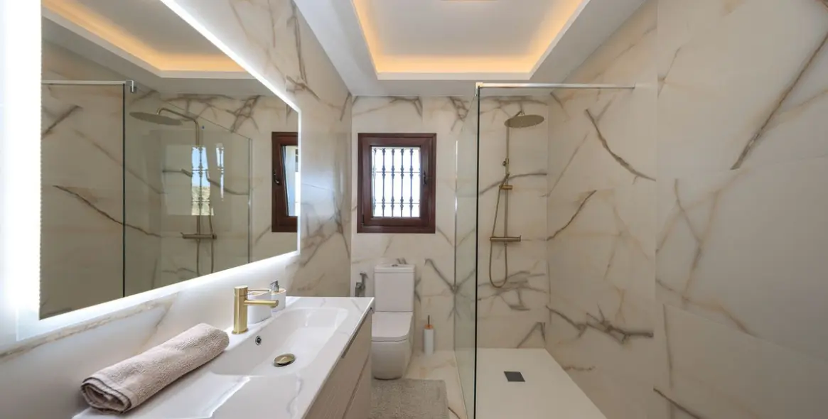 Venta de villa independiente en Guaro 38