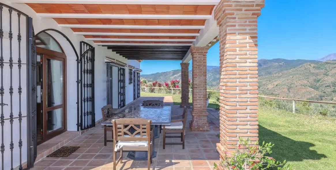 Venta de villa independiente en Guaro 55