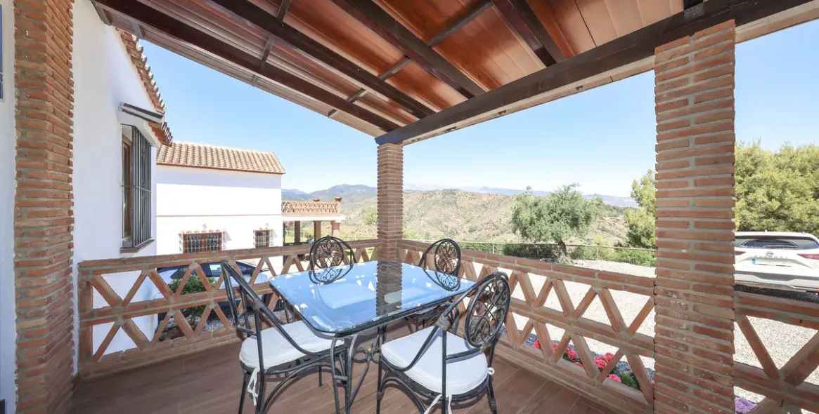 Venta de villa independiente en Guaro 60