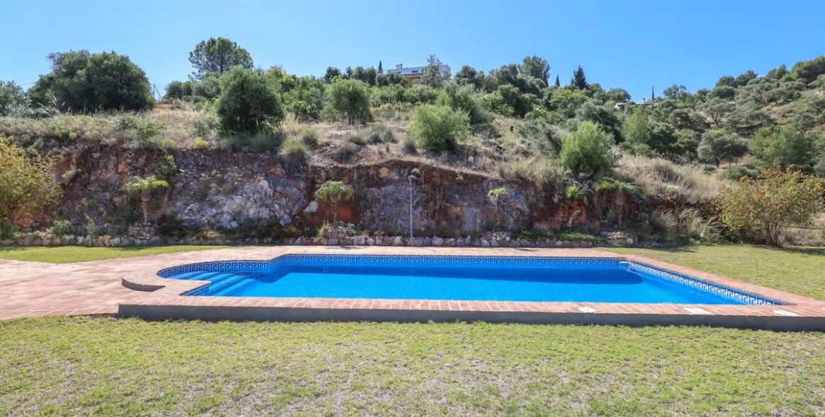 Venta de villa independiente en Guaro 85