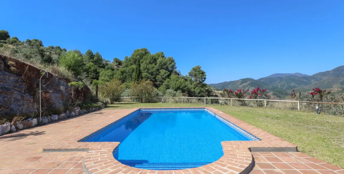 Venta de villa independiente en Guaro 87