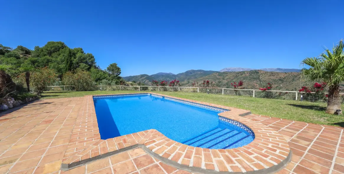 Venta de villa independiente en Guaro 88
