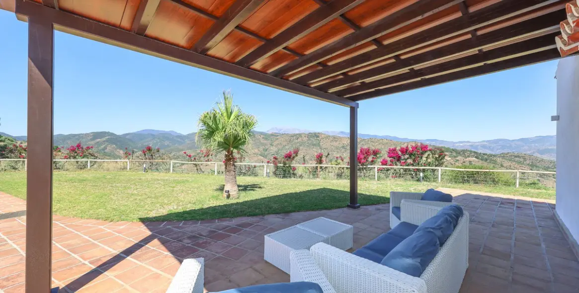 Venta de villa independiente en Guaro 90