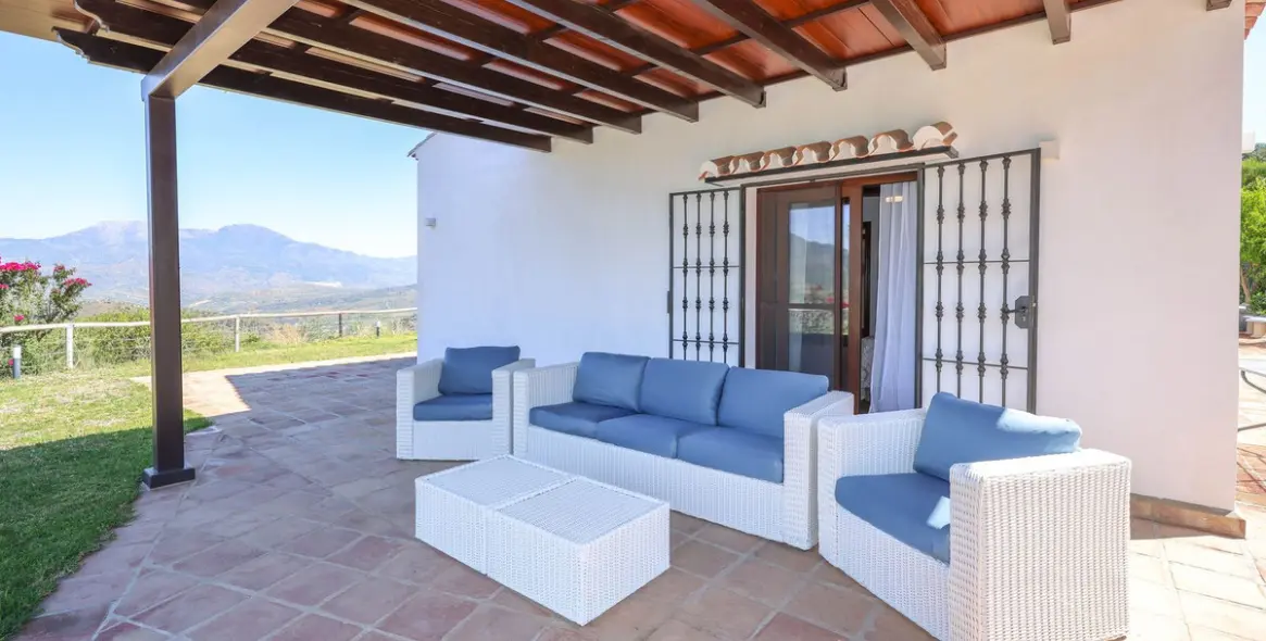 Venta de villa independiente en Guaro 93