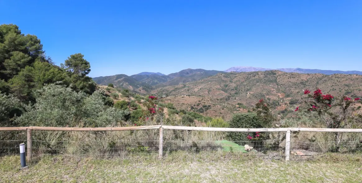 Venta de villa independiente en Guaro 97