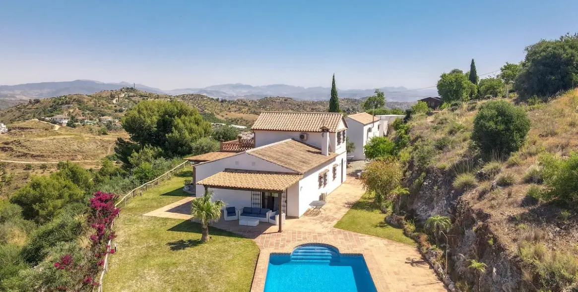 Venta de villa independiente en Guaro 102