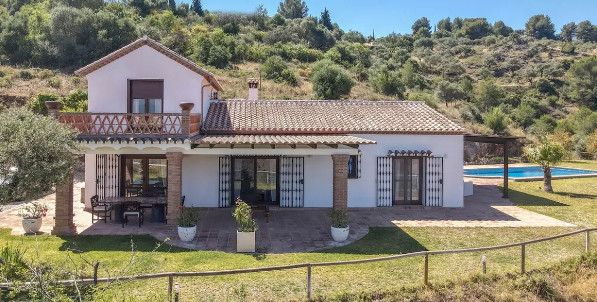 Venta de villa independiente en Guaro 107