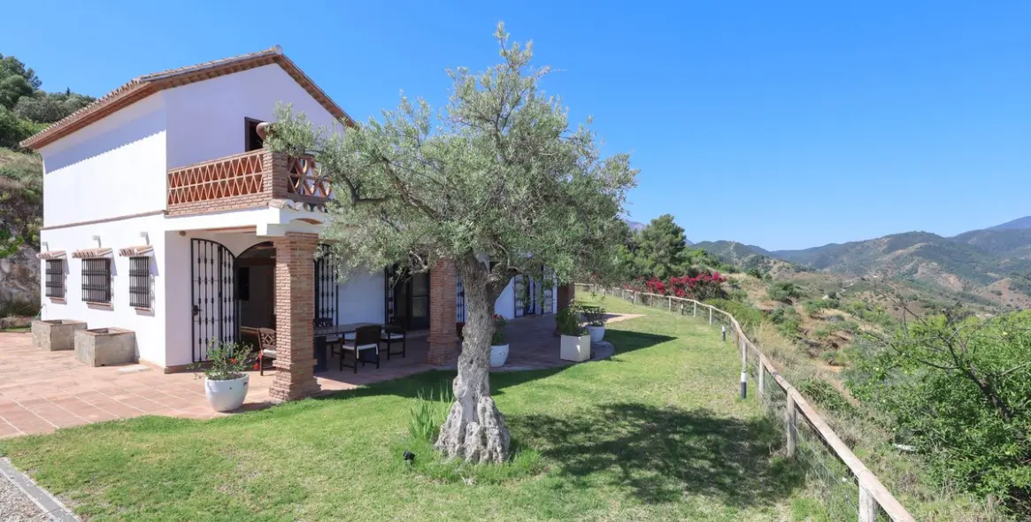 Venta de villa independiente en Guaro 112