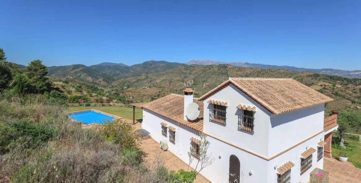 Venta de villa independiente en Guaro 127