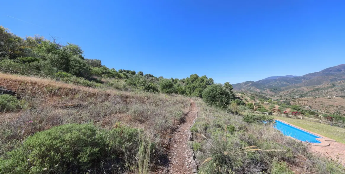 Venta de villa independiente en Guaro 129