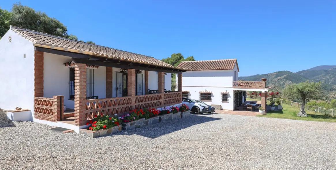 Venta de villa independiente en Guaro 136