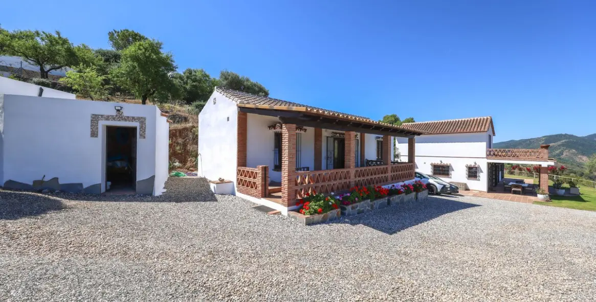 Venta de villa independiente en Guaro 138