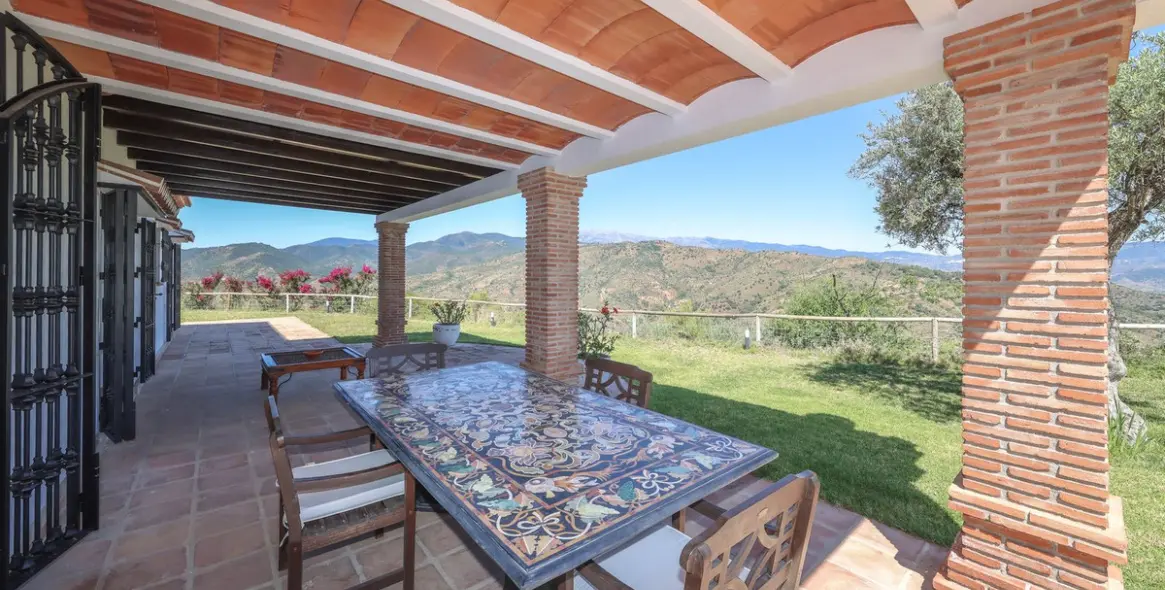 Venta de villa independiente en Guaro 141