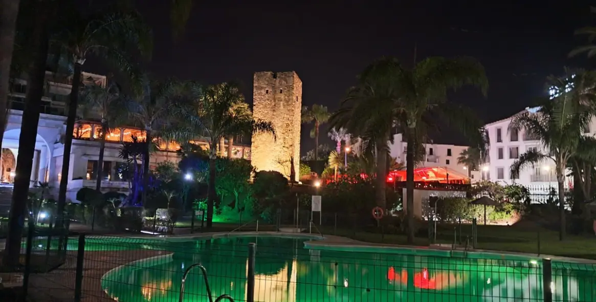 Venta de apartamento en planta media en Puerto Banús 1