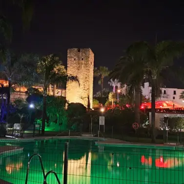 Venta de apartamento en planta media en Puerto Banús
