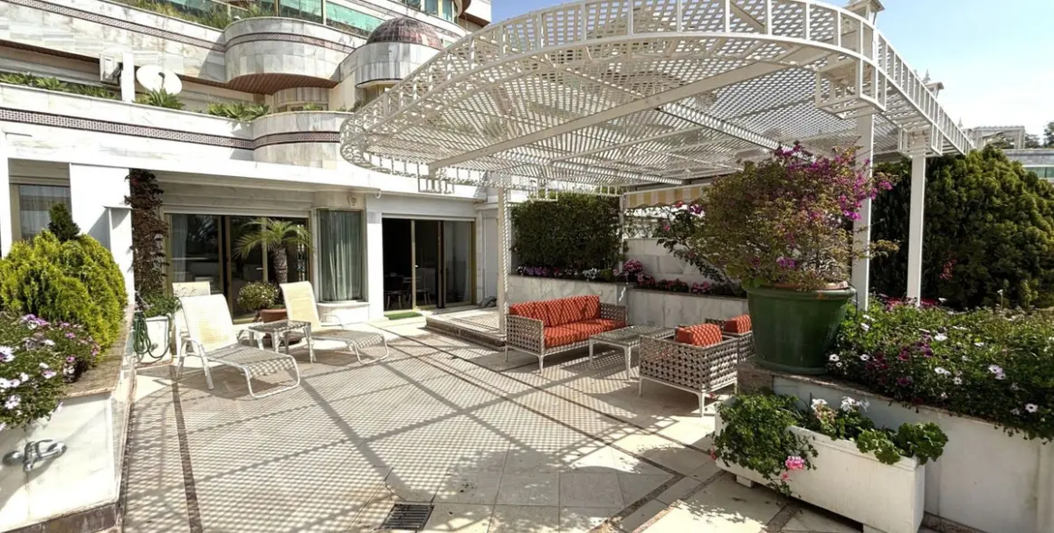 Venta de apartamento en planta media en Puerto Banús 2