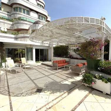 Venta de apartamento en planta media en Puerto Banús
