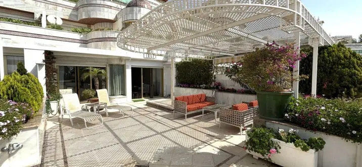 Venta de apartamento en planta media en Puerto Banús 1