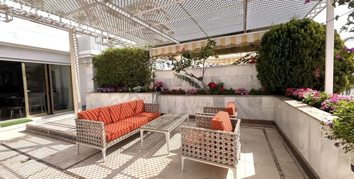 Venta de apartamento en planta media en Puerto Banús 3