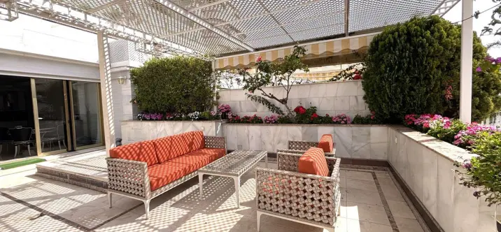 Venta de apartamento en planta media en Puerto Banús 2