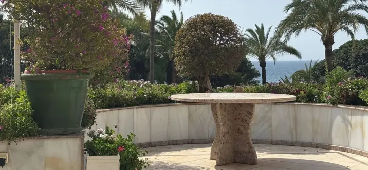 Venta de apartamento en planta media en Puerto Banús 3