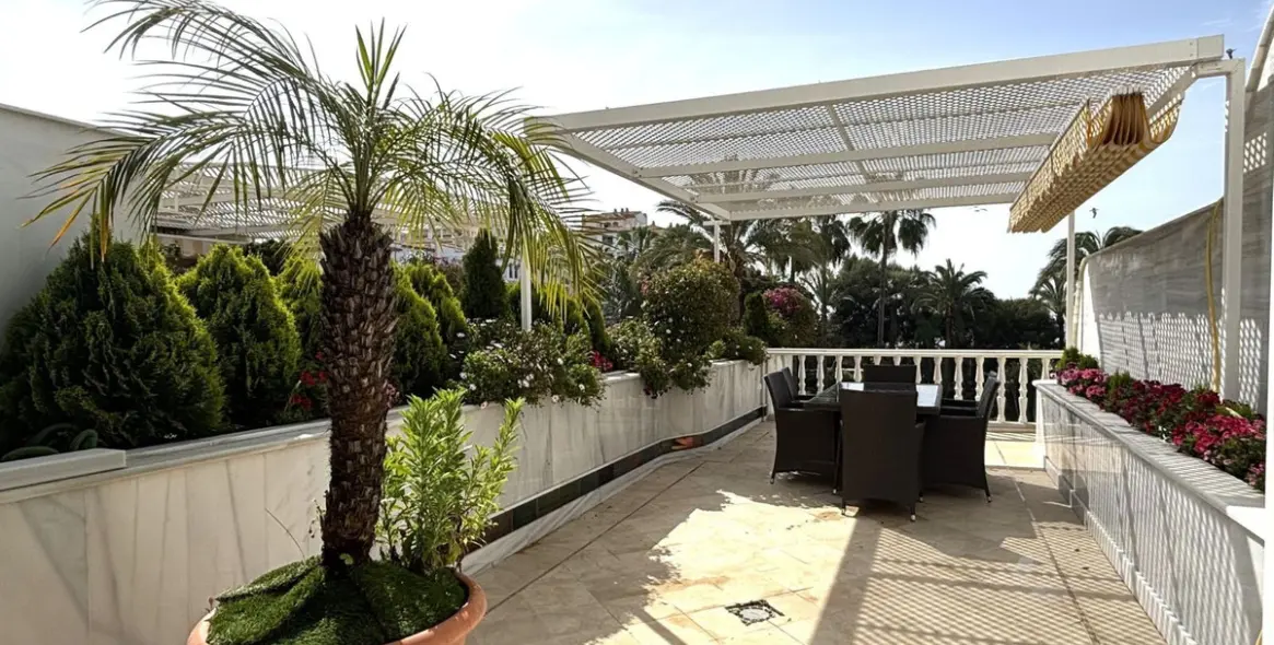 Venta de apartamento en planta media en Puerto Banús 5