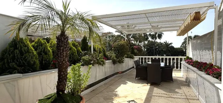 Venta de apartamento en planta media en Puerto Banús 4