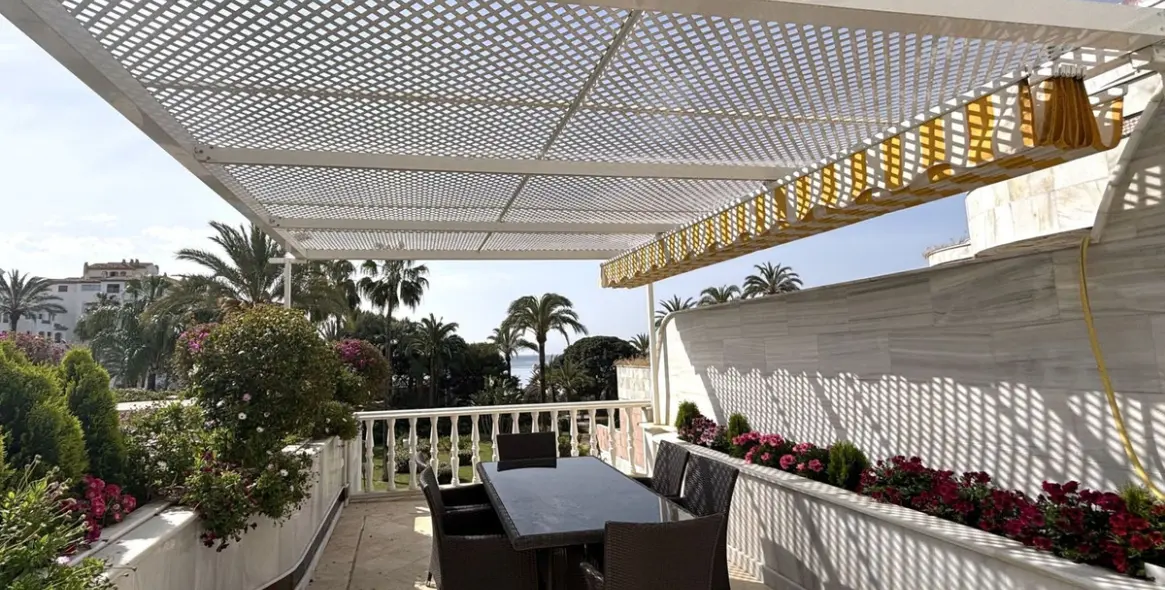 Venta de apartamento en planta media en Puerto Banús 6