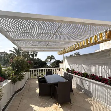 Venta de apartamento en planta media en Puerto Banús
