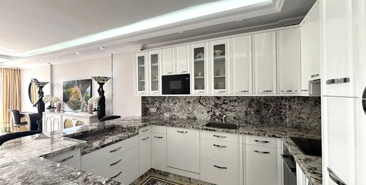Venta de apartamento en planta media en Puerto Banús 7