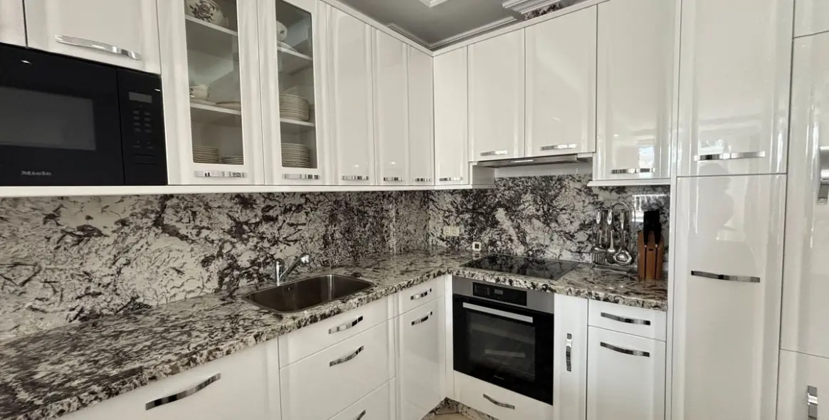 Venta de apartamento en planta media en Puerto Banús 8
