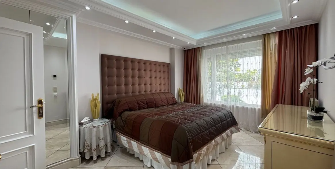Venta de apartamento en planta media en Puerto Banús 12