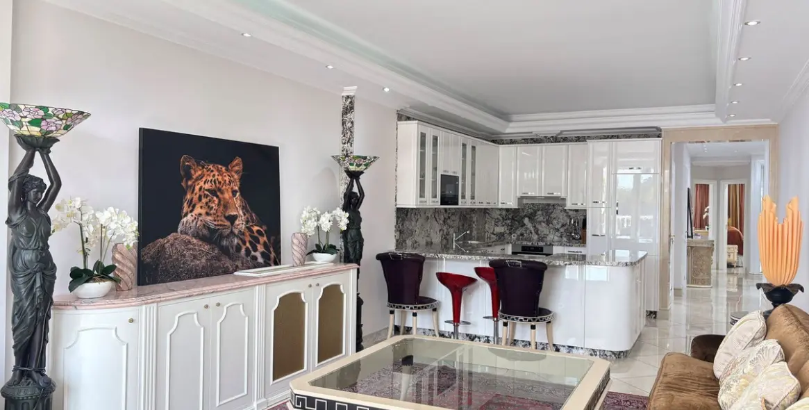 Venta de apartamento en planta media en Puerto Banús 17