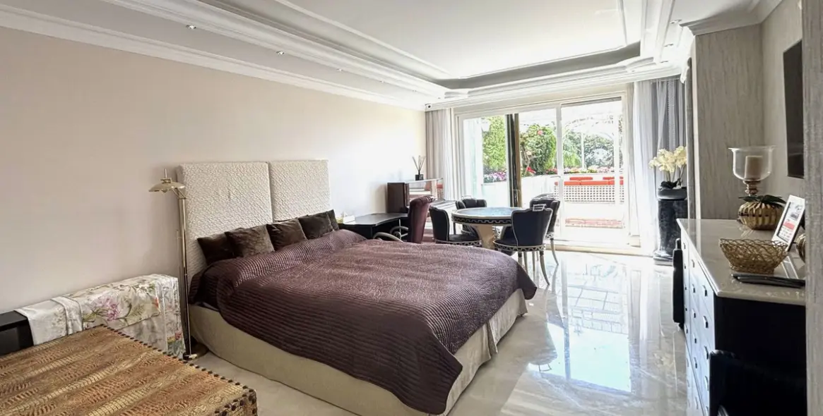 Venta de apartamento en planta media en Puerto Banús 19