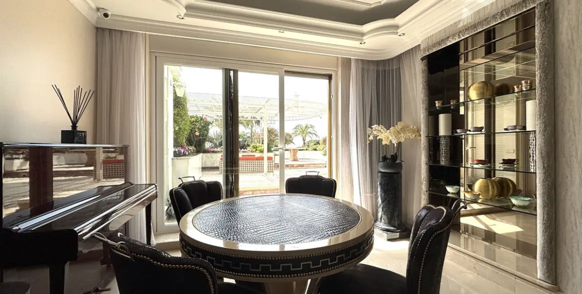 Venta de apartamento en planta media en Puerto Banús 20