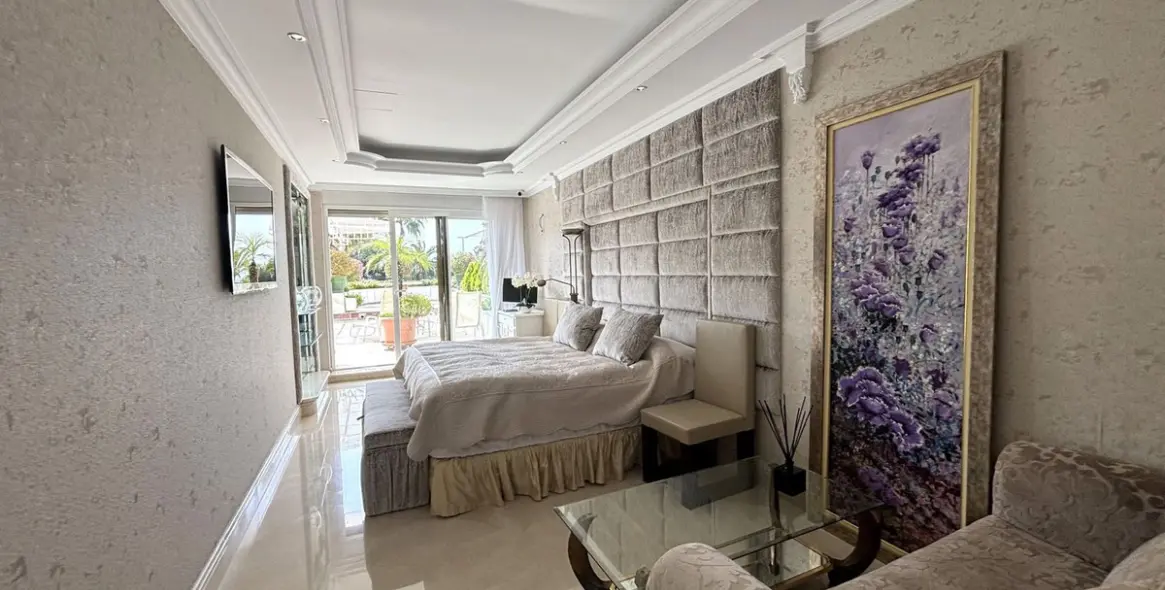 Venta de apartamento en planta media en Puerto Banús 21