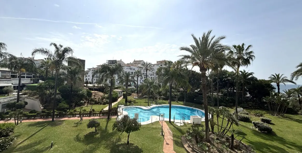 Venta de apartamento en planta media en Puerto Banús 26
