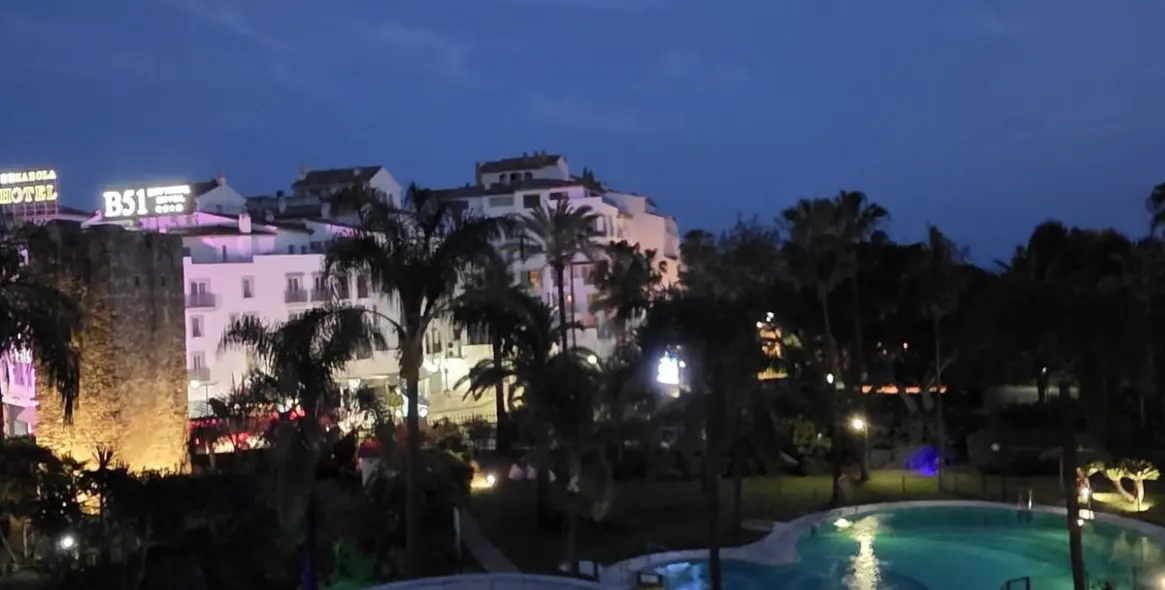 Venta de apartamento en planta media en Puerto Banús 29