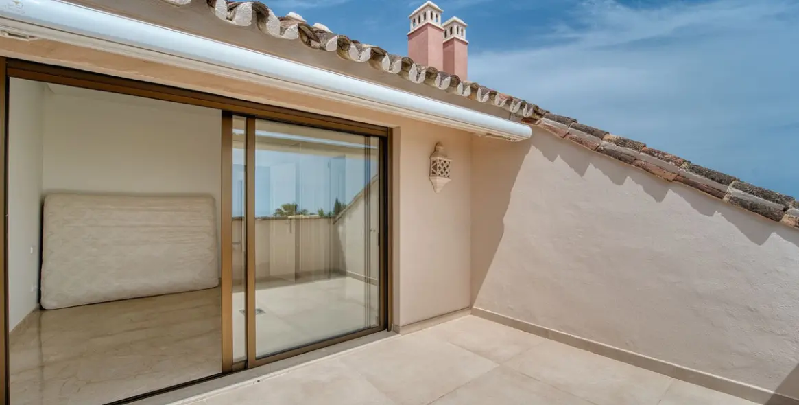 Long-term rent of penthouse in Marbella 32