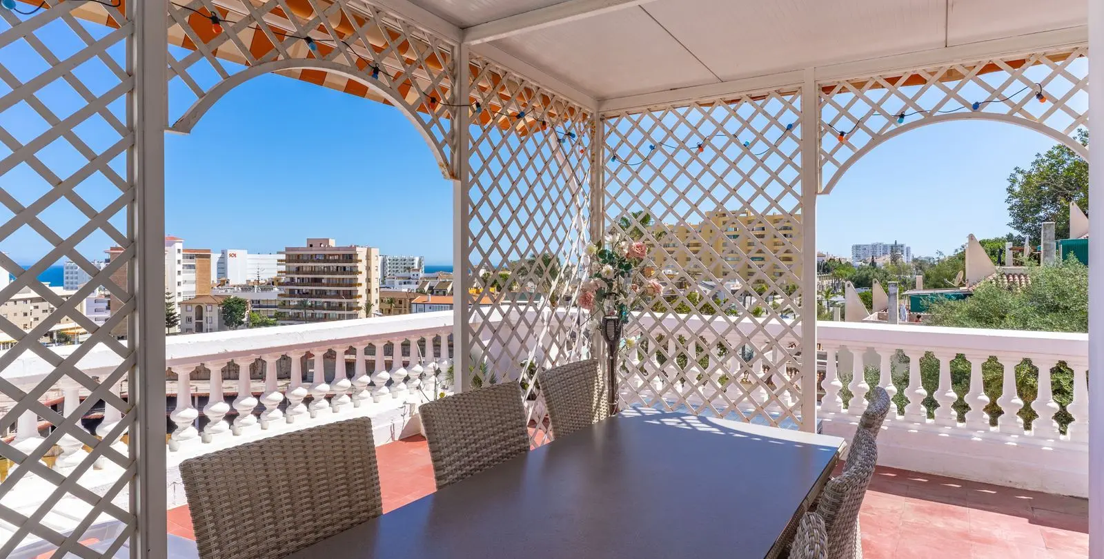 Sale of penthouse in La Carihuela 12